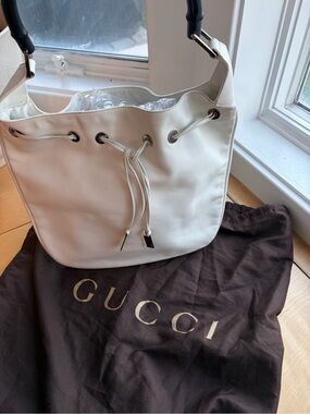 Gucci White Leather Drawstring Shoulder Bag with Black Handle